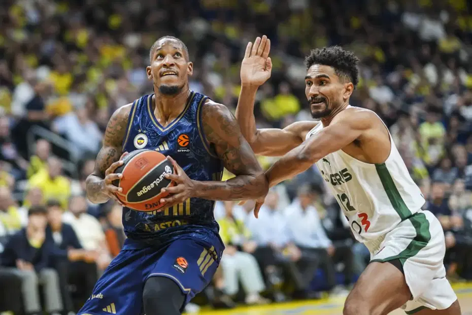Fenerbahçe Tarfin sahasında rakip tanımıyor.  Zalgiris'e 19 sayı fark