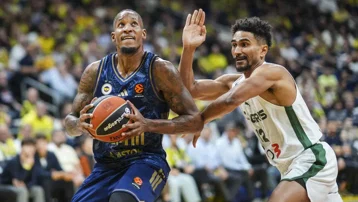 Fenerbahçe Tarfin sahasında rakip tanımıyor. Zalgiris'e 19 sayı fark
