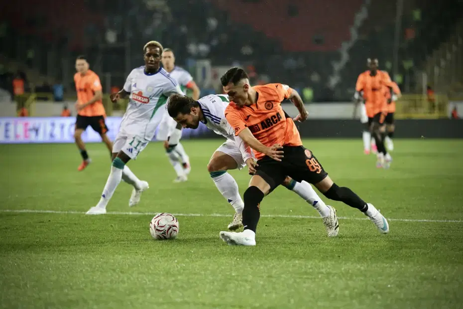 Çorumspor, Burak Yılmaz ile Çaykur Rizepor'u da yıktı. 2'de 2 yaptı