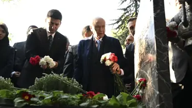 Devlet Bahçeli, Alparslan Türkeş'in kabrini ziyaret etti