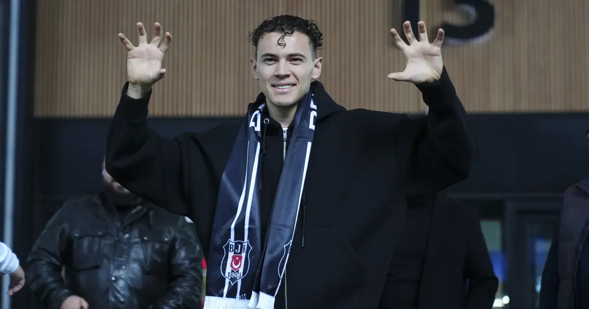 Beşiktaş'ın yeni transferi İstanbul'da, havaalanında kartal pozu