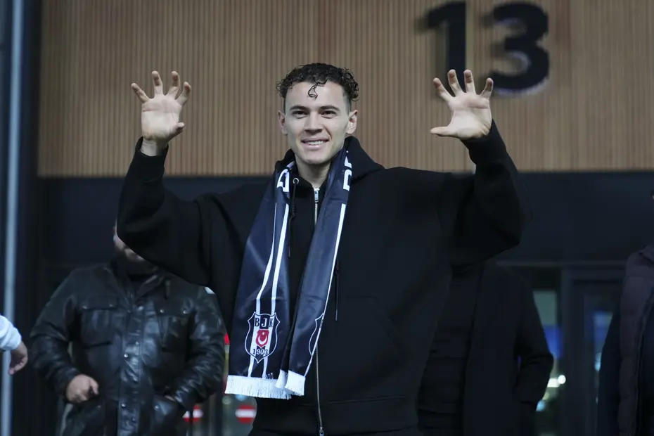 Beşiktaş’ın yeni transferi İstanbul’da, havaalanında kartal pozu