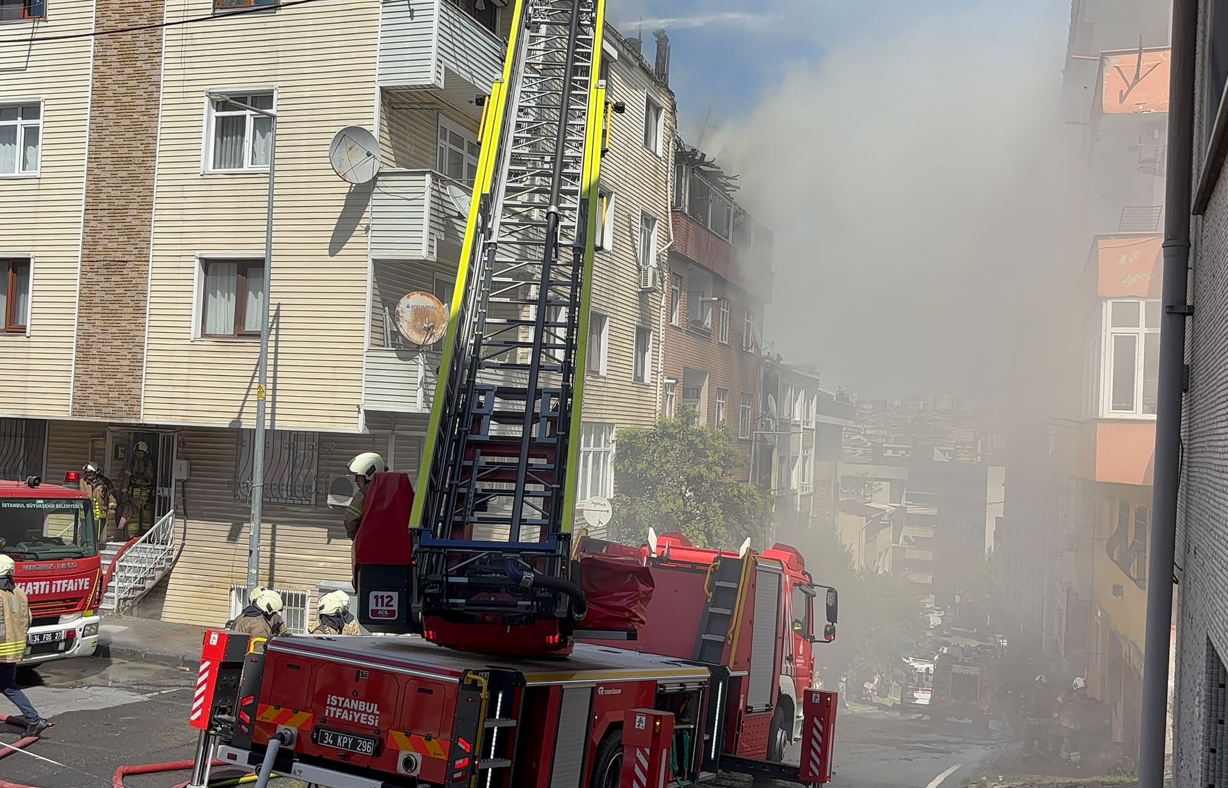 Gaziosmanpaşa'da dört katlı binada korkutan yangın