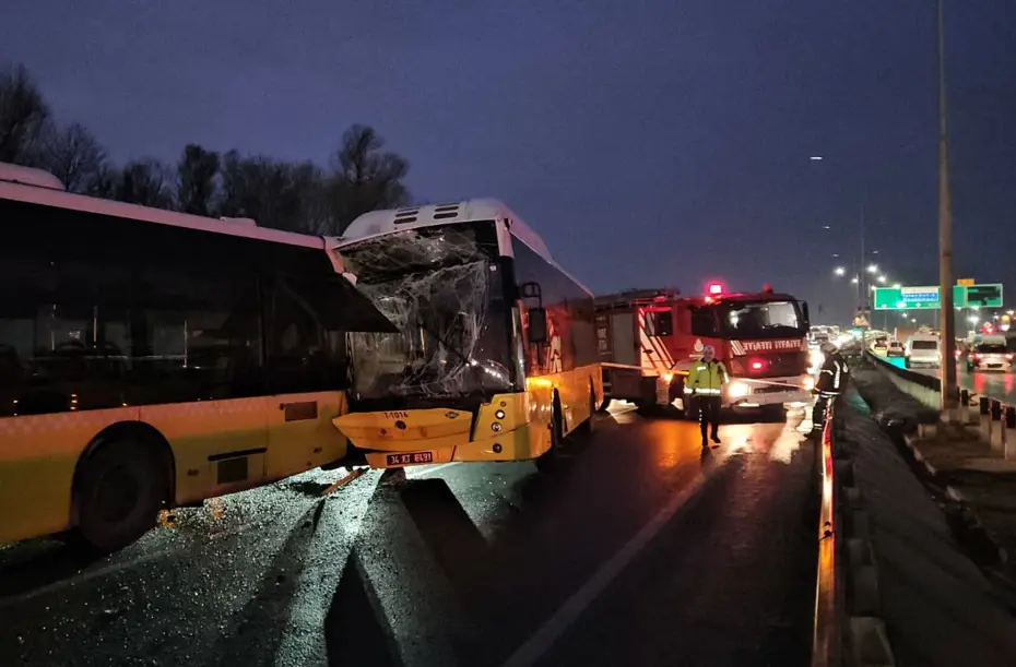 Başakşehir'de üç İETT otobüsü kaza yaptı. Yaralılar var