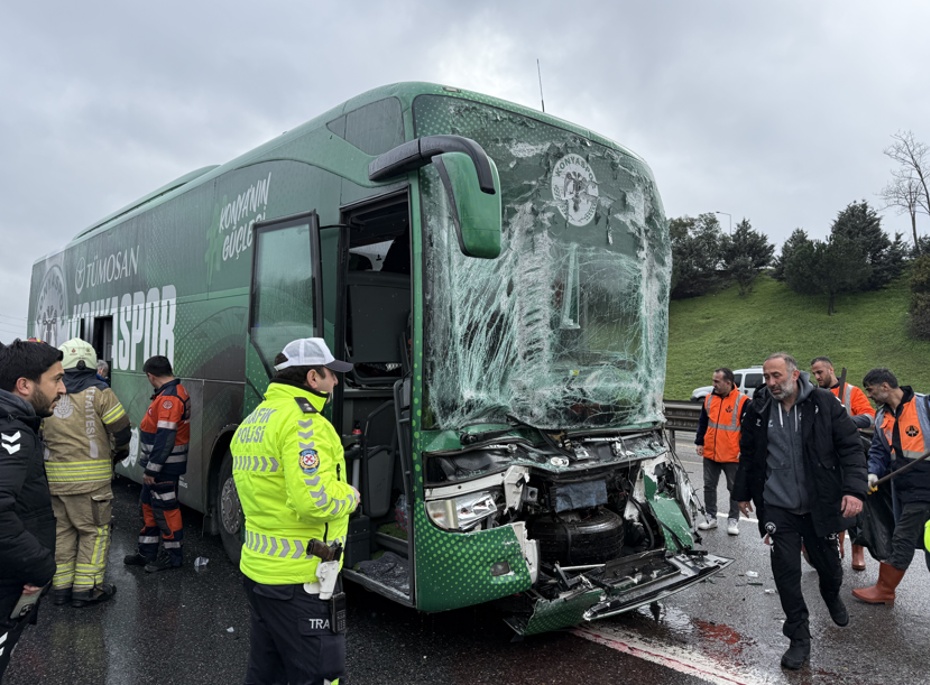 Konyaspor takım otobüsü İstanbul’da kaza yaptı, 2 futbolcu yaralı