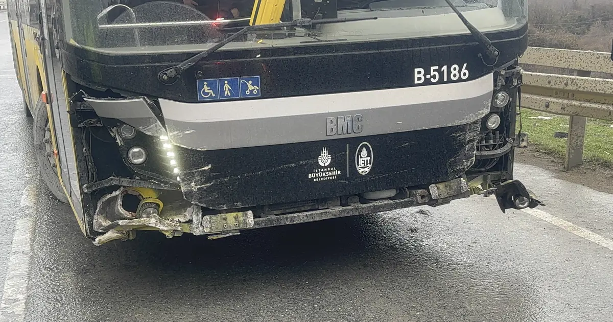 Arnavutköy'de İETT otobüsü bariyerlere çarptı