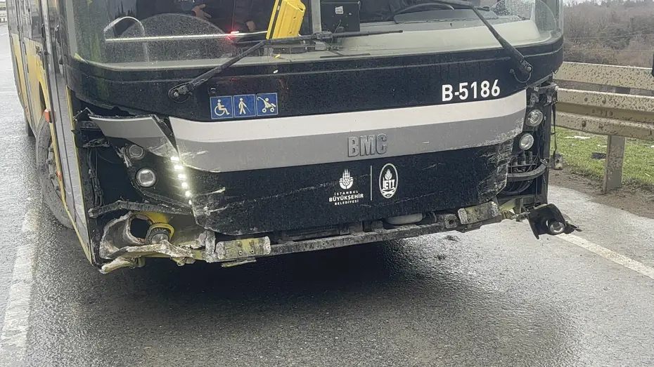 Arnavutköy'de İETT otobüsü bariyerlere çarptı