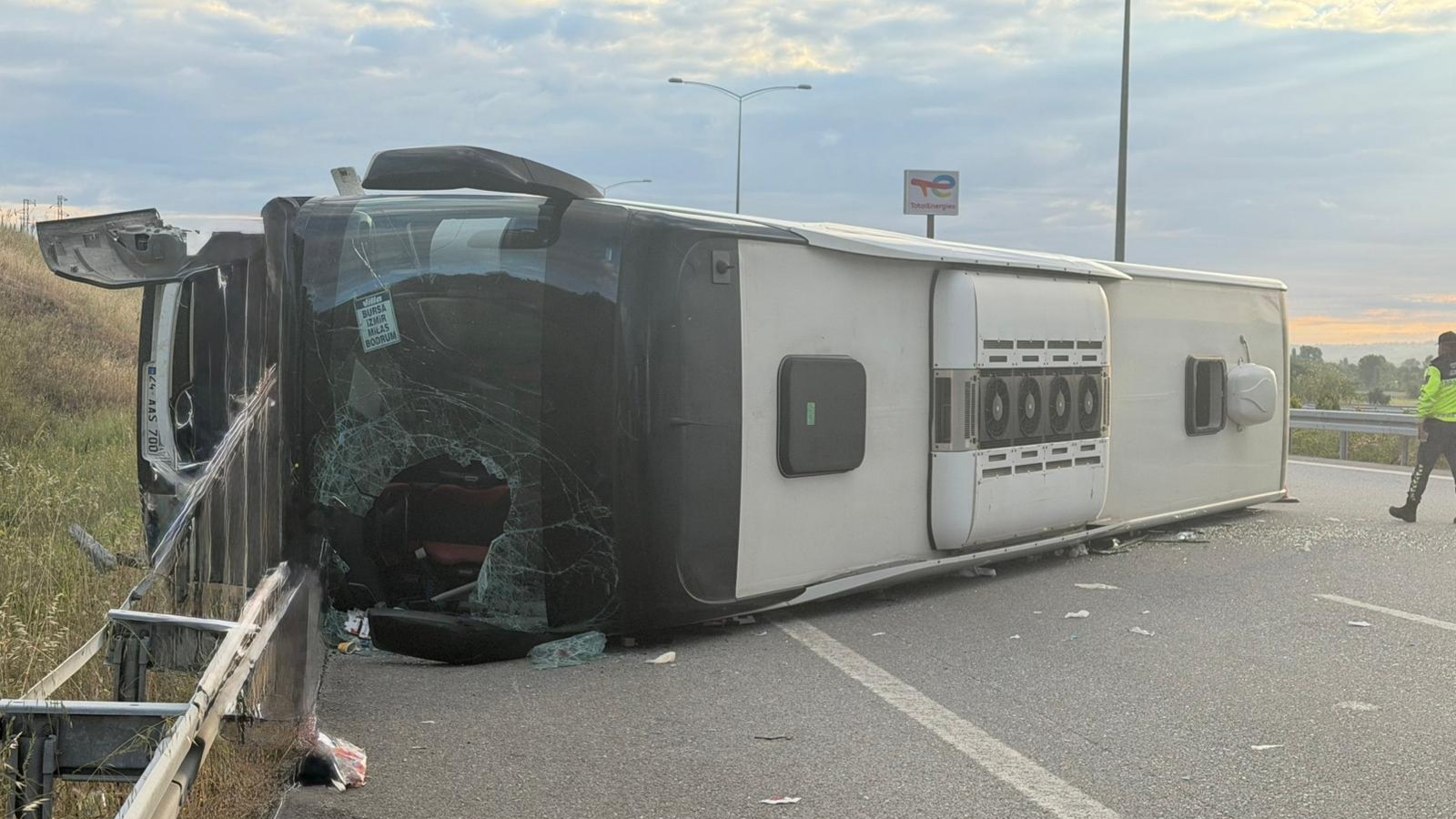 İstanbul-İzmir Otoyolu'nda yolcu otobüsü devrildi: Yaralılar var
