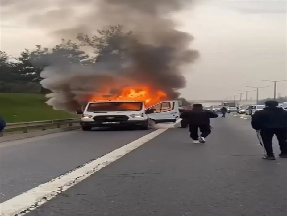 TEM Otoyolu'nda kamyonet alev alev yandı