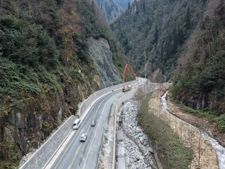 Ayder yolunda kaya riskine karşı çelik ağlı önlem 1