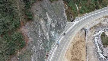 Ayder yolunda kaya riskine karşı çelik ağlı önlem