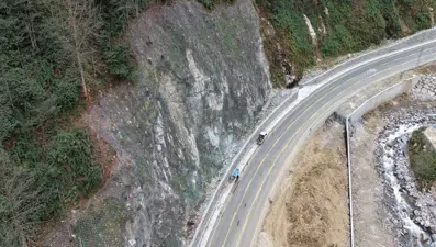 Ayder yolunda kaya riskine karşı çelik ağlı önlem