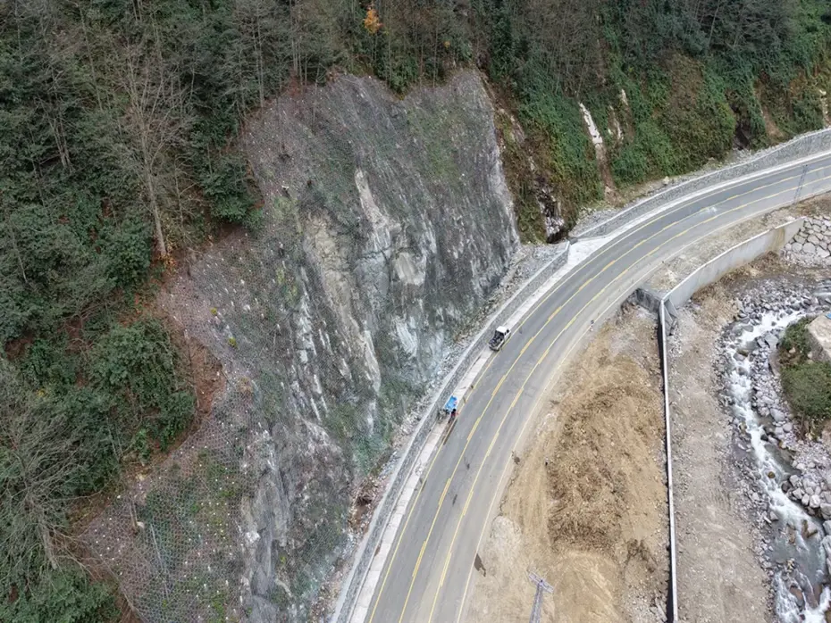 Ayder yolunda kaya riskine karşı çelik ağlı önlem