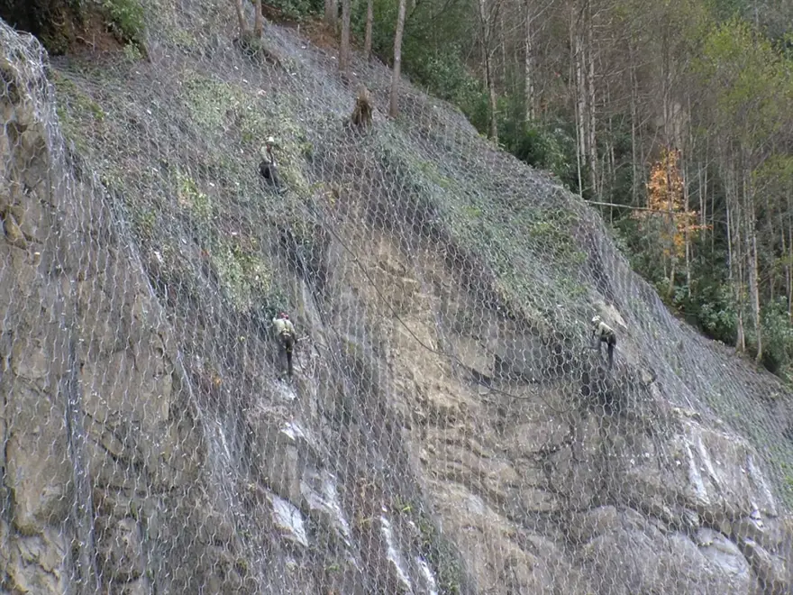 Ayder yolunda kaya riskine karşı çelik ağlı önlem 
