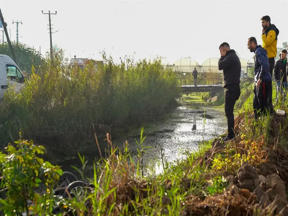 Antalya'da kahreden kaza. Eşinin cenazesinin çıkarılmasını gözyaşlarıyla izledi