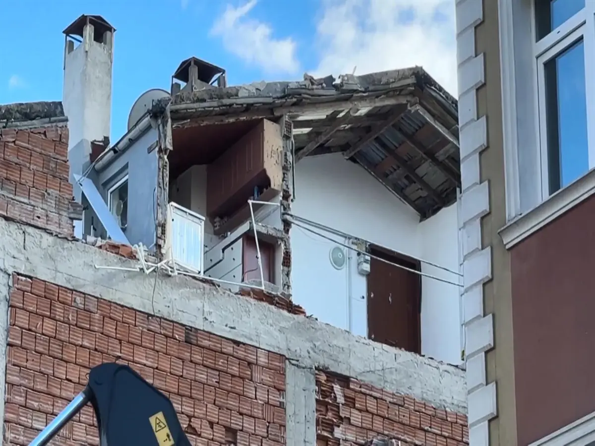 Dört katlı bina yıkıldı: Bitişikteki apartman duvarsız kaldı!