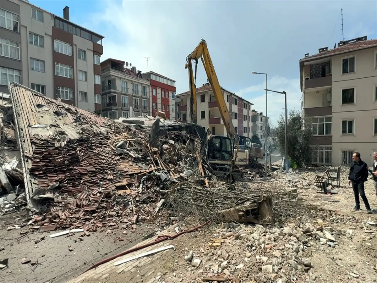 Avcılar'da faciadan dönüldü. Yıkım sırasında bina çöktü, operatör kıl payı kurtuldu