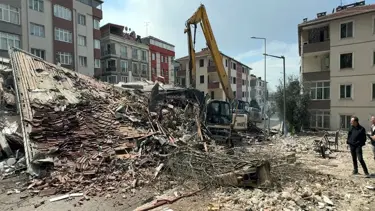 Avcılar'da faciadan dönüldü. Yıkım sırasında bina çöktü, operatör kıl payı kurtuldu