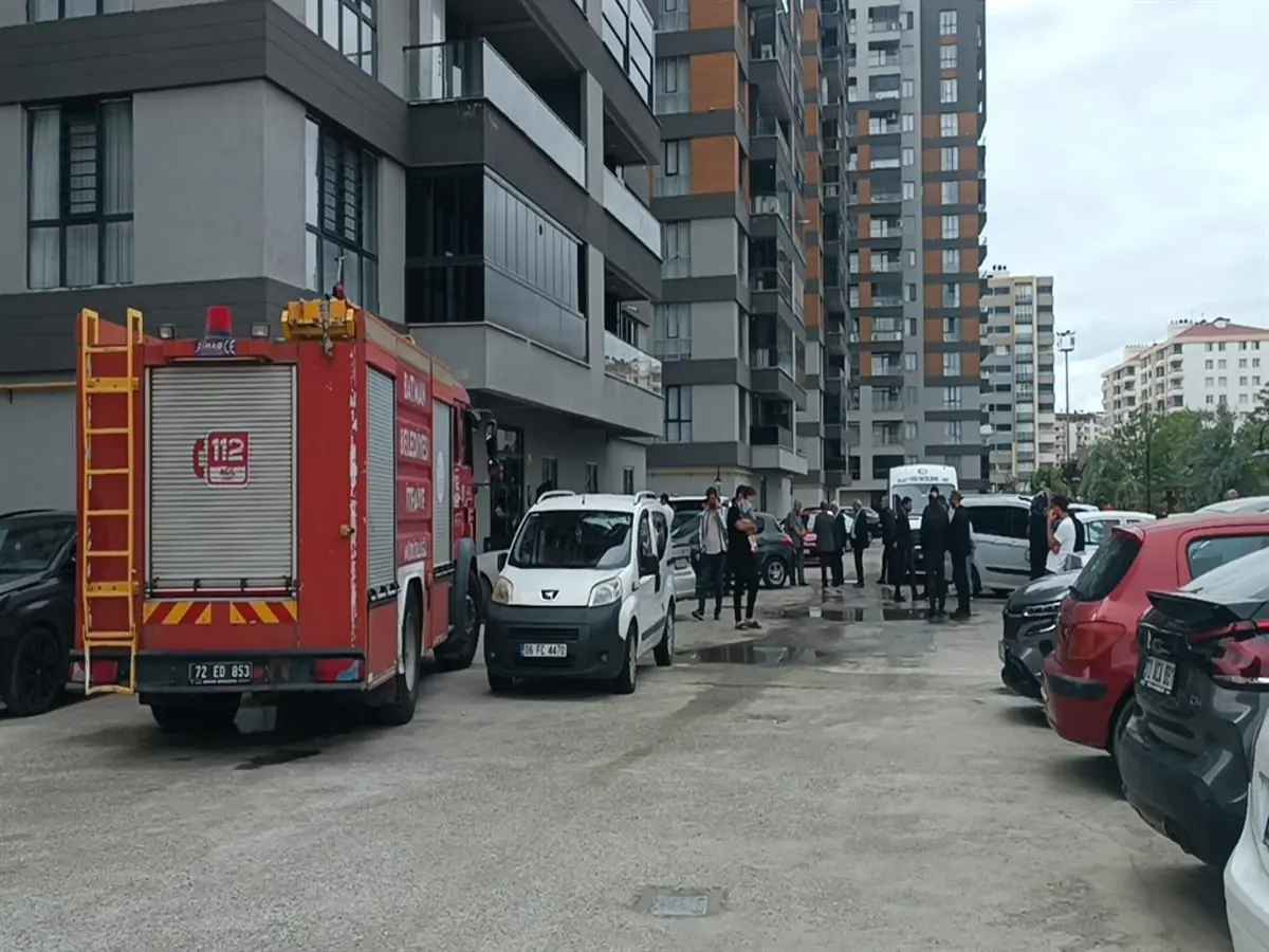 Asansörde mahsur kalanları kurtarmak isterken canından oldu