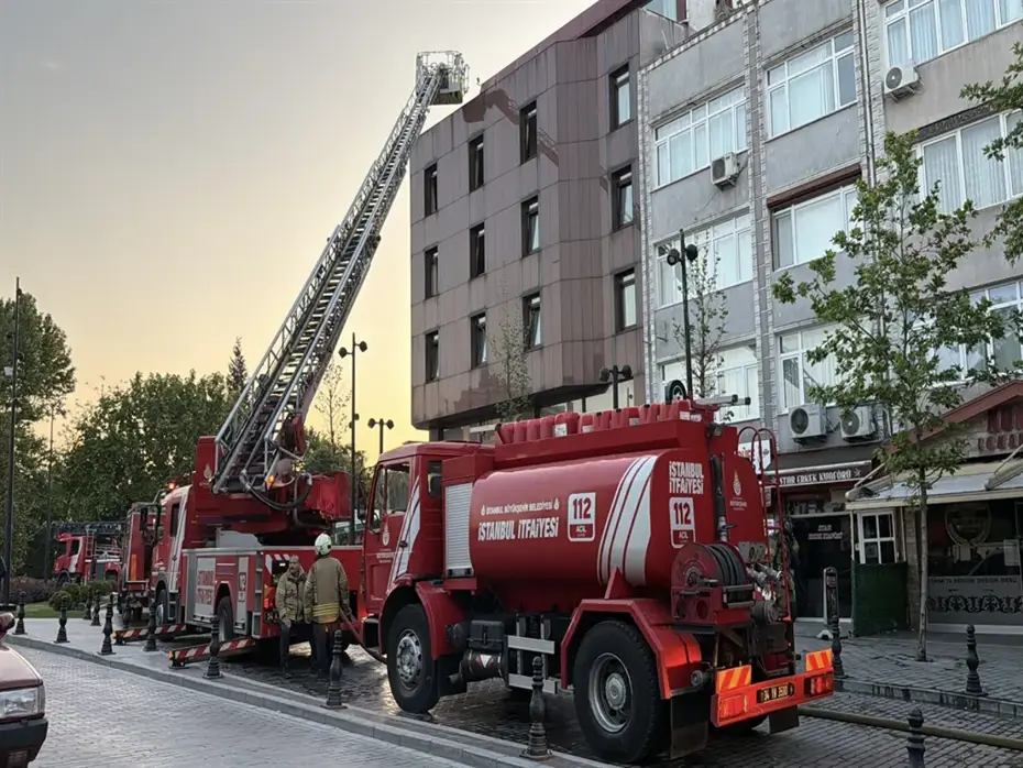 Fatih'te otel yangını: Bir can kaybı var
