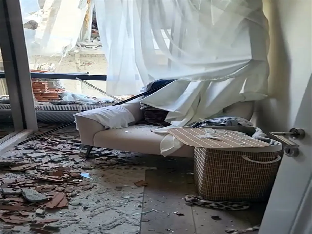 Yıkım kabusa döndü: Dev kolon yandaki binayı delip dairenin içine girdi