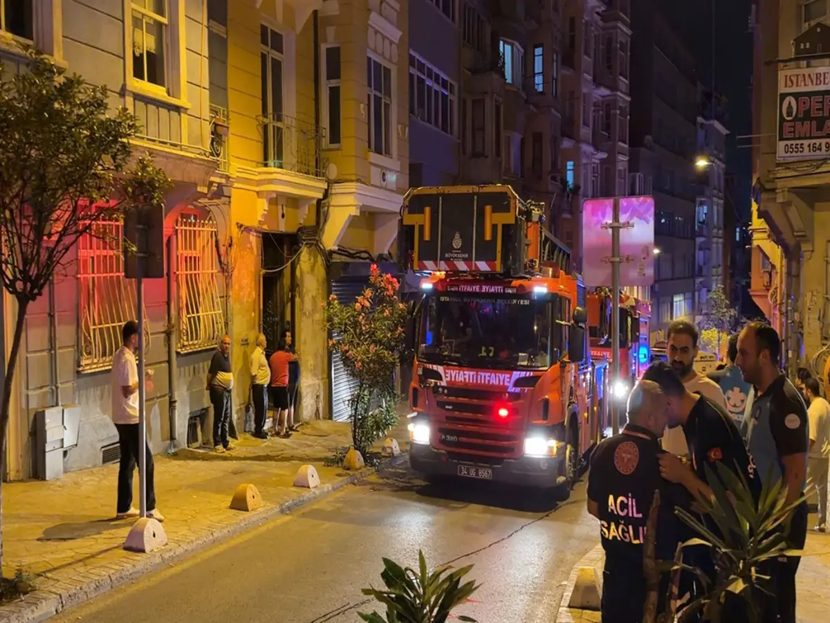 Beyoğlu'nda korku dolu anlar. Bodrum katının duvarı çöken bina tahliye edildi