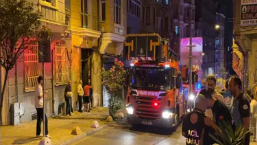 Beyoğlu'nda korku dolu anlar. Bodrum katının duvarı çöken bina tahliye edildi