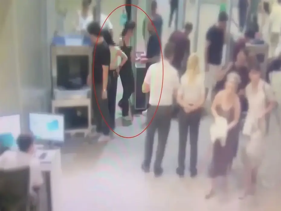 Üniversiteli genç kız şarjör ve onlarca mermiyle AVM'ye girmeye çalıştı. 