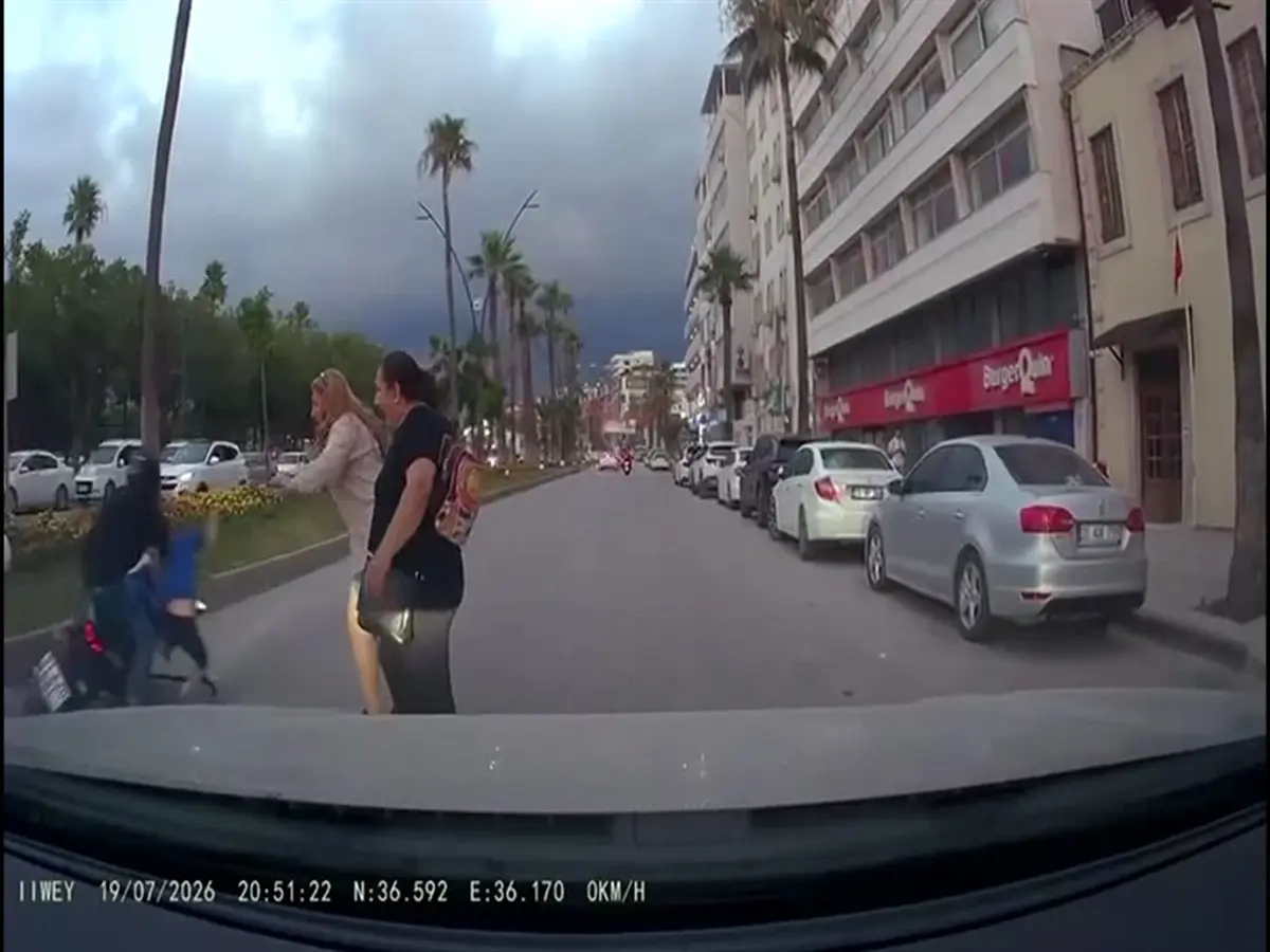 Scooterlı çocuğa yaya geçidinde motosiklet çarptı