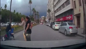 Scooterlı çocuğa yaya geçidinde motosiklet çarptı