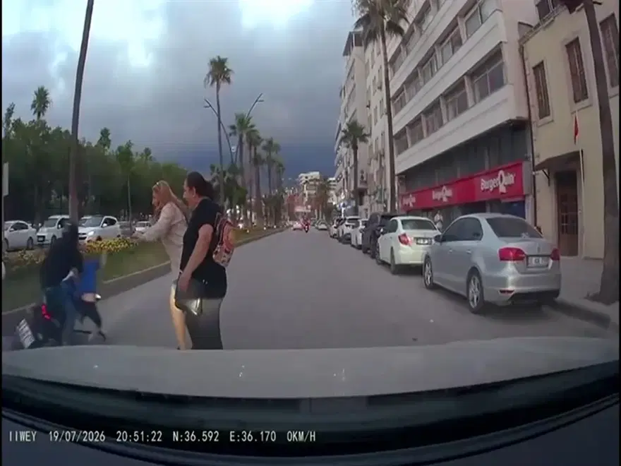 Scooterlı çocuğa yaya geçidinde motosiklet çarptı 3 Scooterlı çocuğa yaya geçidinde motosiklet çarptı 3