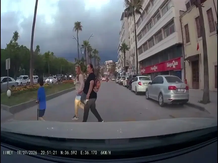 Scooterlı çocuğa yaya geçidinde motosiklet çarptı Scooterlı çocuğa yaya geçidinde motosiklet çarptı