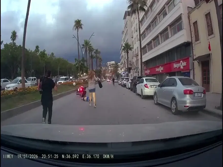 Scooterlı çocuğa yaya geçidinde motosiklet çarptı 1 Scooterlı çocuğa yaya geçidinde motosiklet çarptı 1