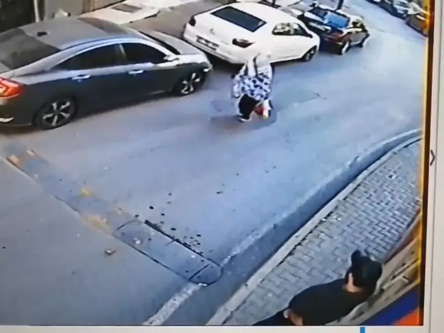 Şişli'de sokak ortasında kadına şiddet. Arkasından yaklaşıp yumruk attı 1