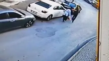 Şişli'de sokak ortasında kadına şiddet. Arkasından yaklaşıp yumruk attı