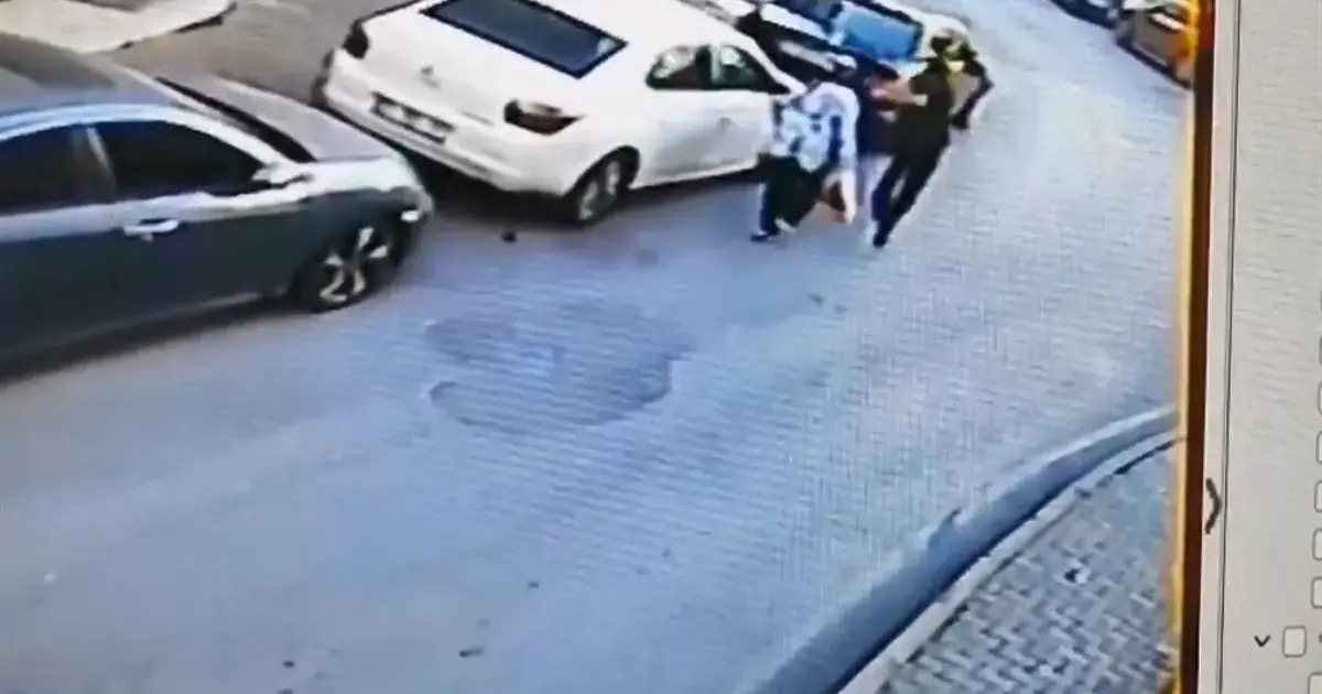 Şişli'de sokak ortasında kadına şiddet. Arkasından yaklaşıp yumruk attı