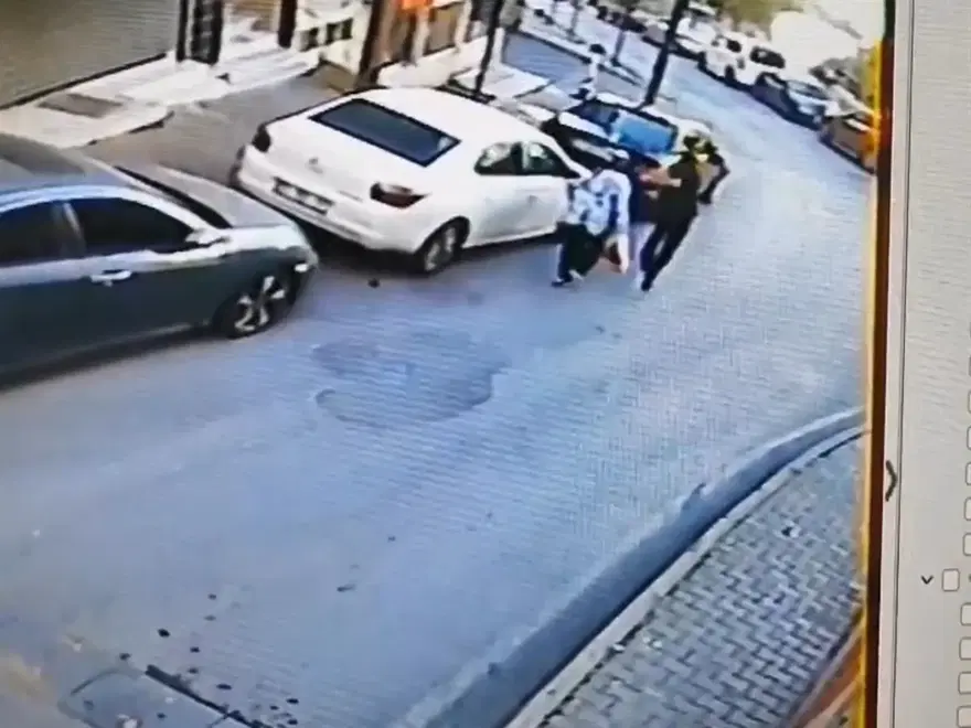Şişli'de sokak ortasında kadına şiddet. Arkasından yaklaşıp yumruk attı 3