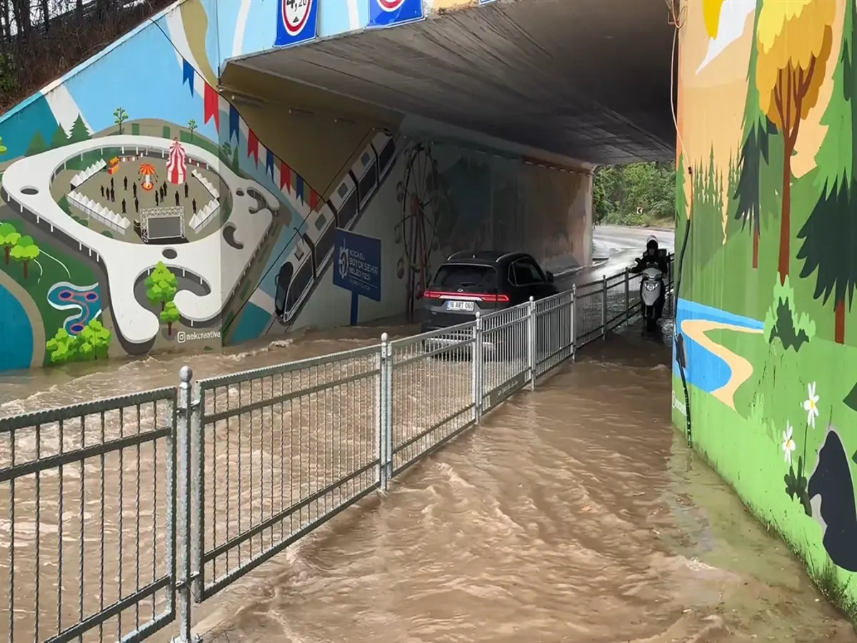 Kocaeli'de sağanak: Alt geçit suyla doldu