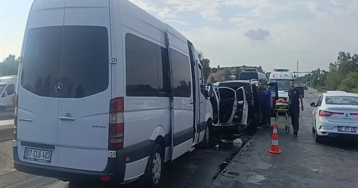 Antalya Manavgat'ta 6 araç birbirine girdi: Yaralılar var