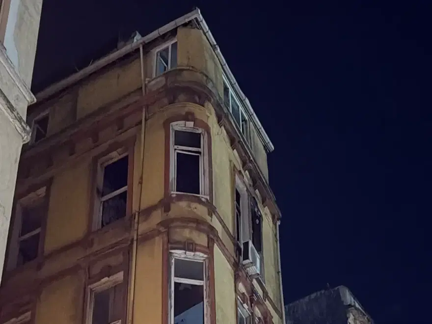 Maçta atılan havai fişek evi yaktı. Ressamın 20 yıllık tabloları kül oldu 1 Maçta atılan havai fişek evi yaktı. Ressamın 20 yıllık tabloları kül oldu 1
