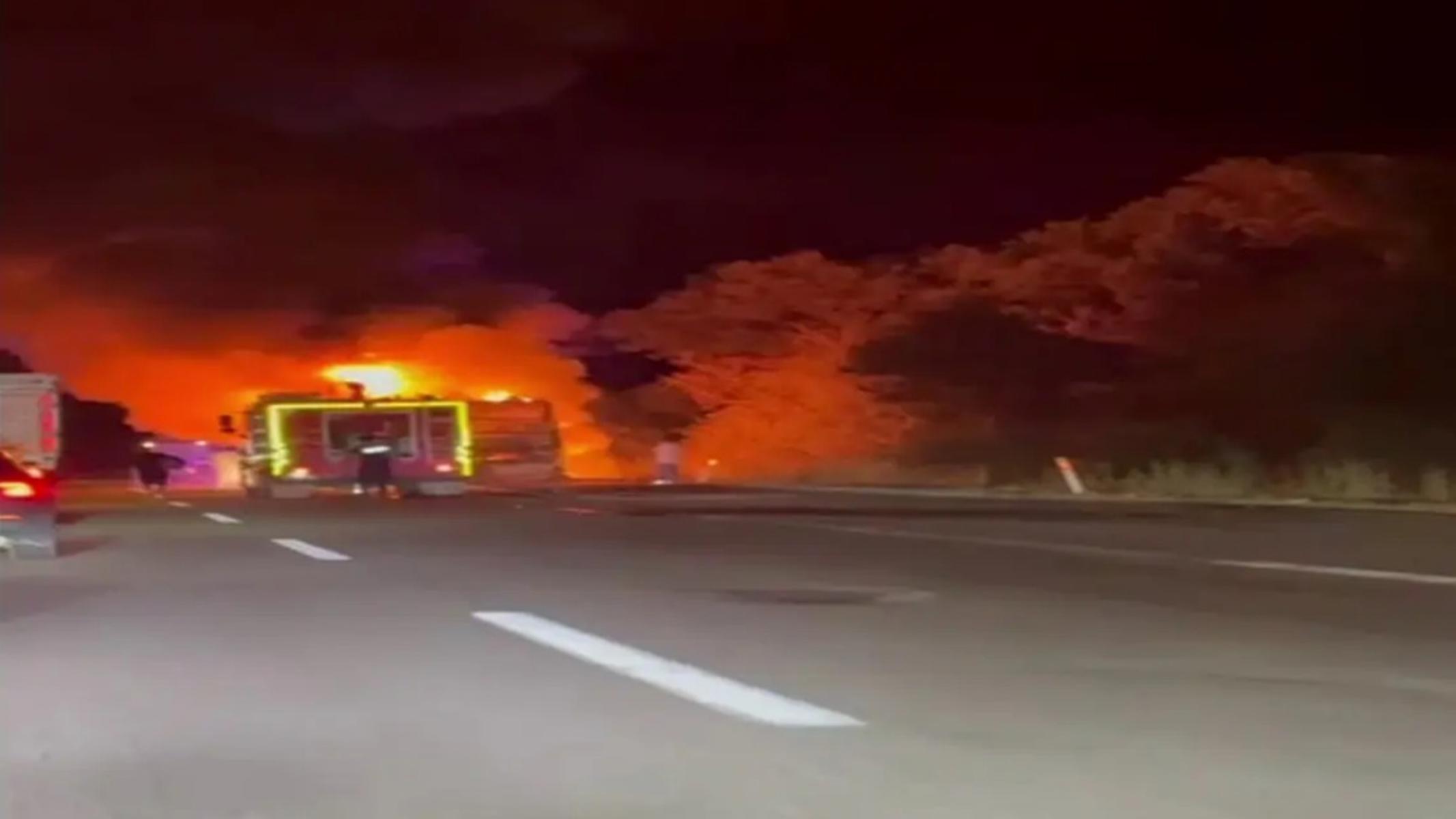 Anadolu Otoyolu'nda korku dolu anlar. Yolcu otobüsü alev alev yandı