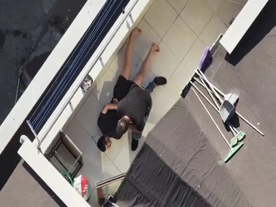 İki milyon liralık altınla kaçan kuyumcu kuryesi çatıda yakalandı