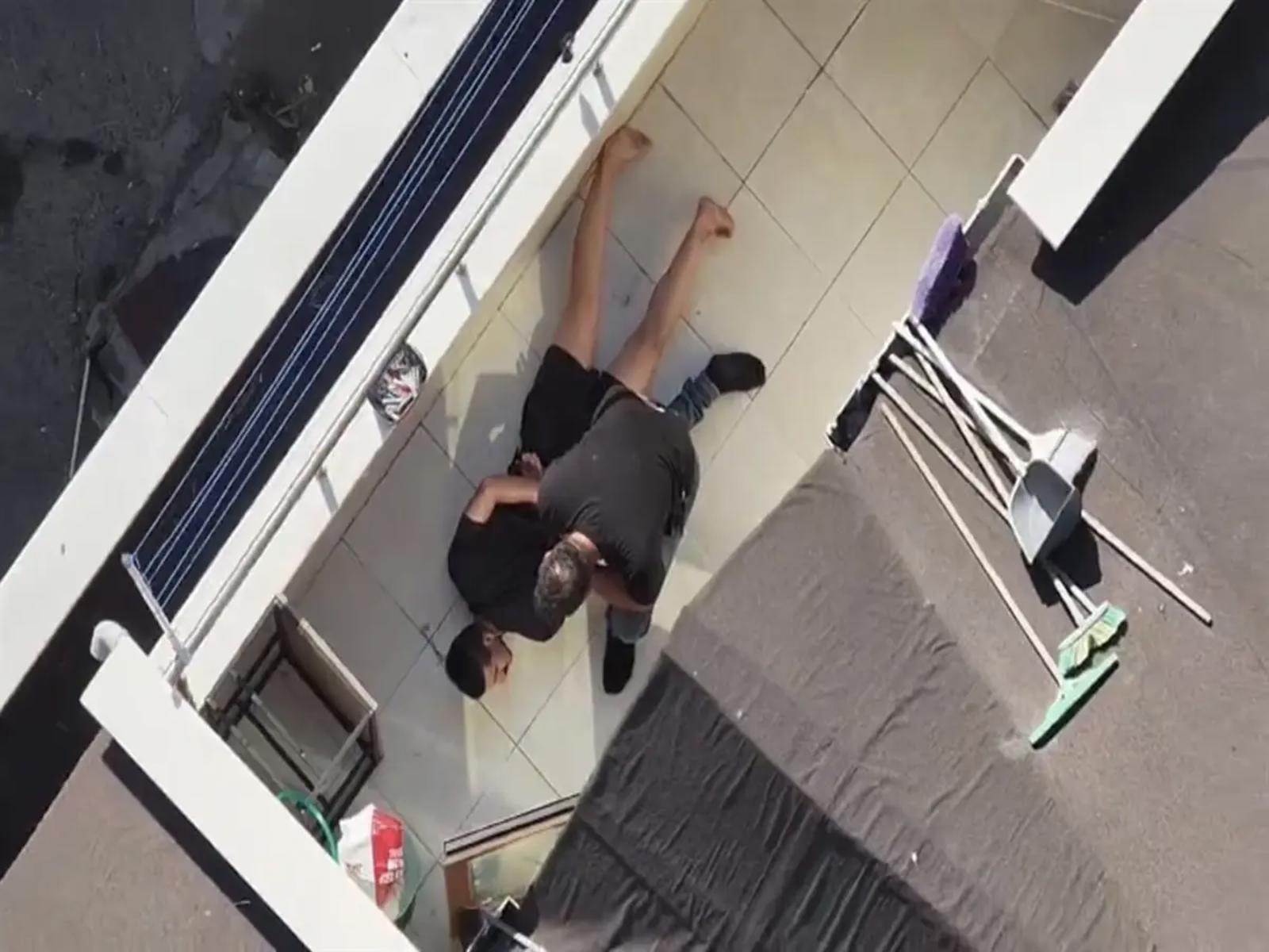 İki milyon liralık altınla kaçan kuyumcu kuryesi çatıda yakalandı