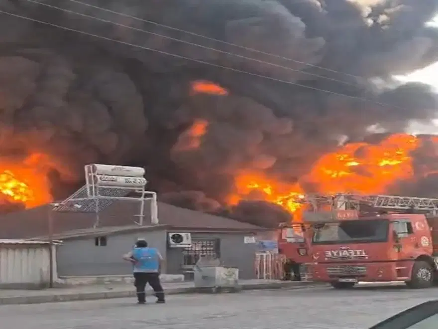 Elazığ'da fabrika yangını. Ekipler müdahale ediyor