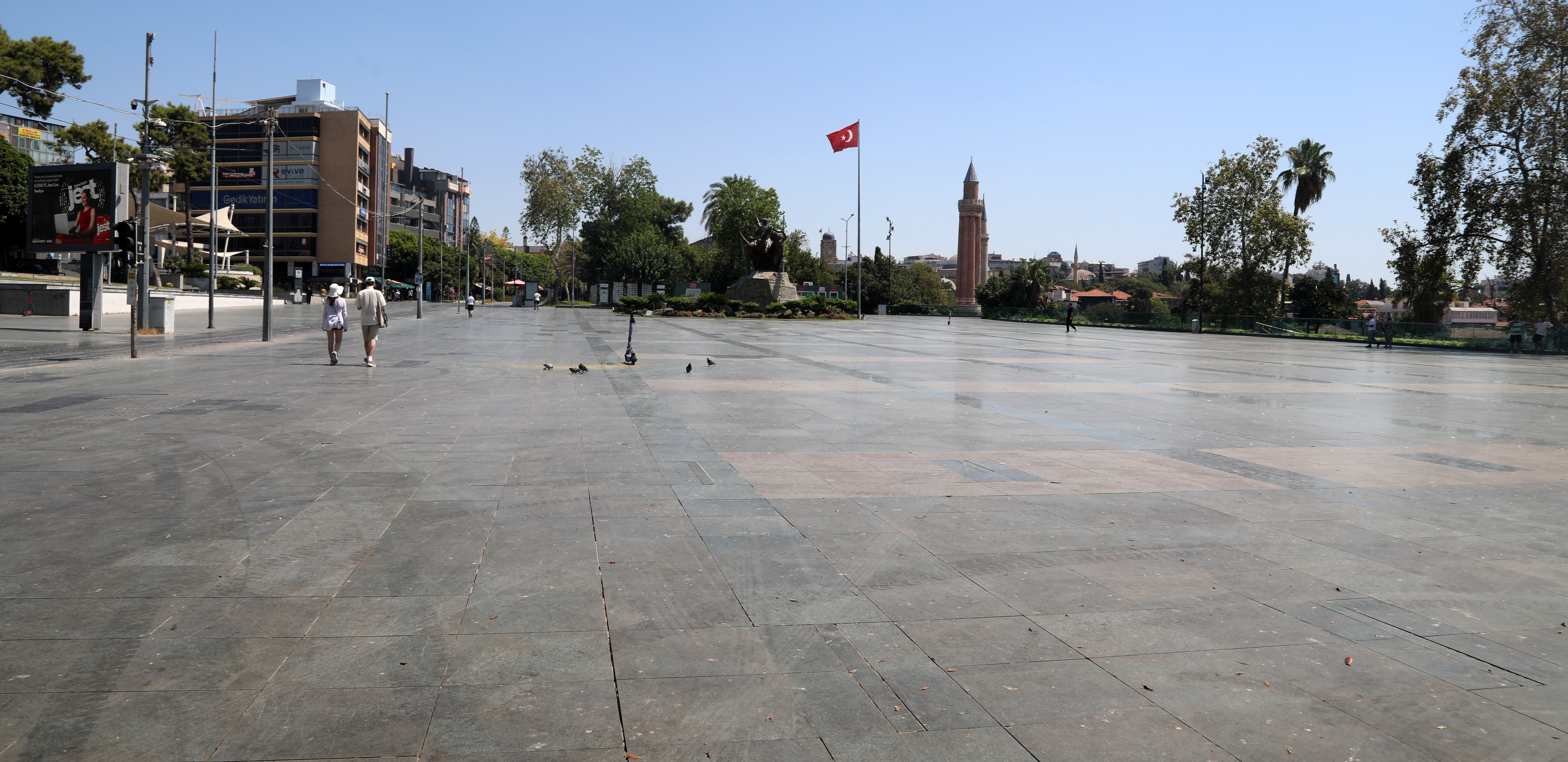 Sıcaklık 40 dereceye çıktı, kent merkezi boş kaldı