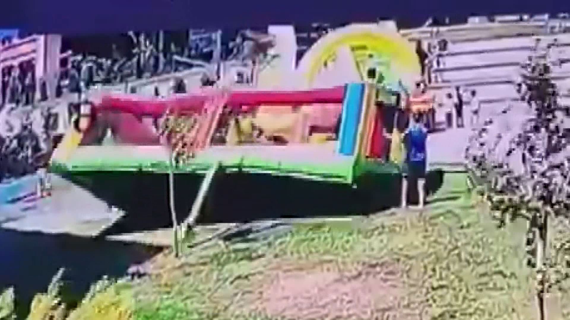 Çekmeköy'de facianın eşiğinden dönüldü. Şişme oyun parkı ters döndü, çocuklar altında kaldı