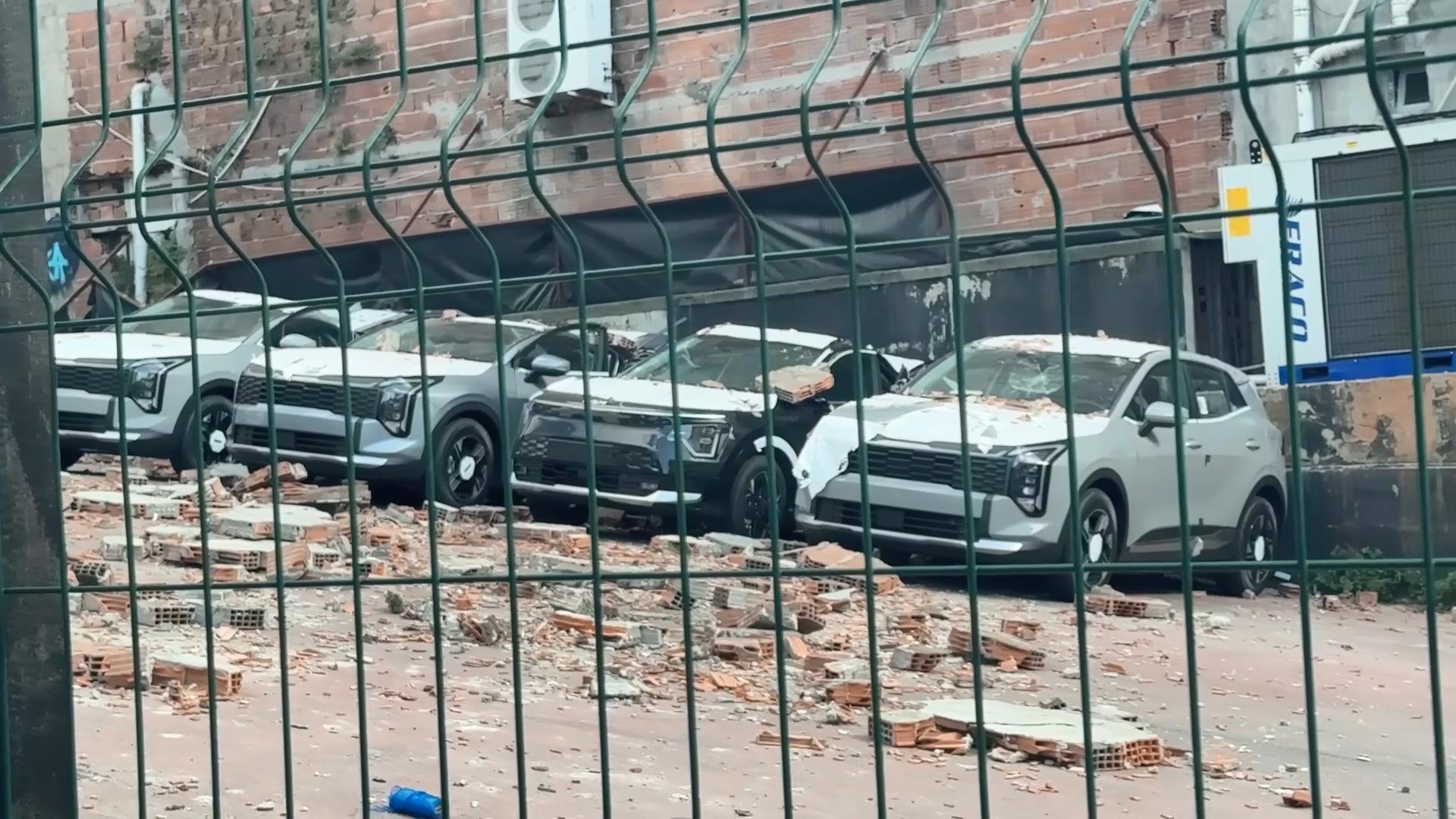 Kağıthane'de sıfır kilometre araçların üzerine duvar çöktü. Zarar 30 milyon lira