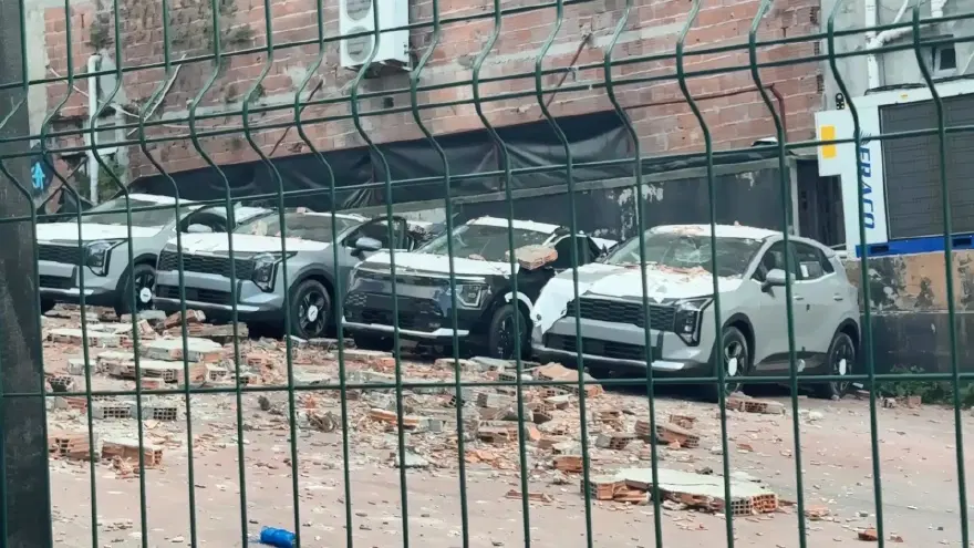 Kağıthane'de sıfır kilometre araçların üzerine duvar çöktü. Zarar 30 milyon lira 