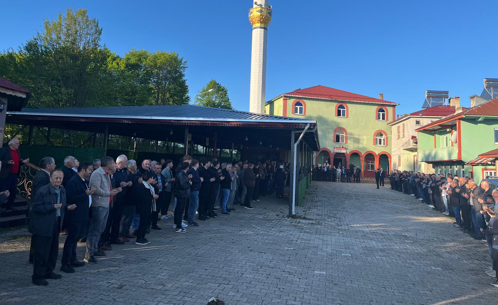 Cami avlusunda metrelerce bayramlaşma kuyruğu