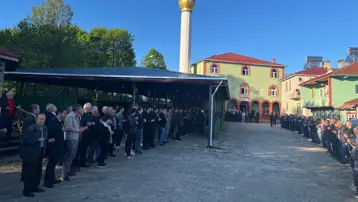 Cami avlusunda metrelerce bayramlaşma kuyruğu